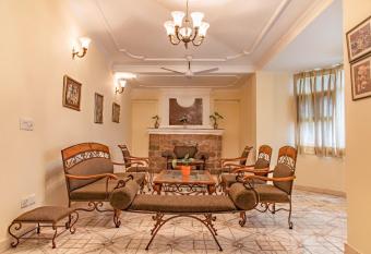 2 BHK Serviced Apt I Open Air Pvt Lawn & Terrace I Party I Bonfire I Kasauli By Exotic Stays has Balcony rooms