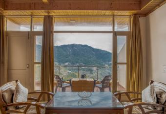 Himalyan Hills I Serviced apt I Nature I Chef I Kasauli has Balcony rooms