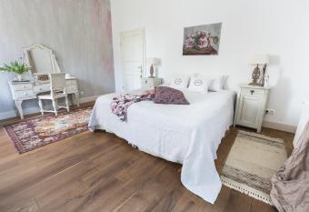 Bab  rliget K  ria - Adults only allows 18 year olds to book a room