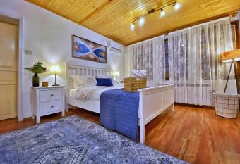 The Secret Lodge- NEW with private GARAGE, entire house has rooms with a private hot tub