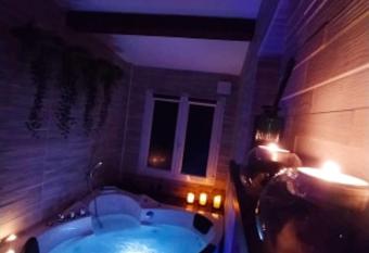 A l Or  e des pins - Gite ind  pendant avec baignoire baln  o et Home Cin  ma en sup - Voir info de l h  te has rooms with a private hot tub