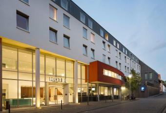 Stadthotel M  nster allows 18 year olds to book a room