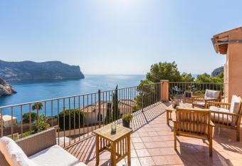 Villa Almeda has Balcony rooms