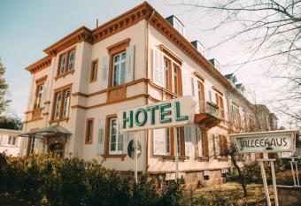 Alleehaus allows 18 year olds to book a room