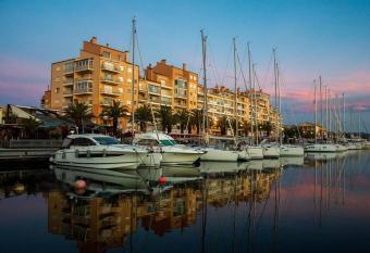 Studio climatis   avec wifi au calme sur le port. has Balcony rooms