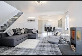 Contemporary HIGHLAND HOUSE close to town and Ben Nevis has Balcony rooms