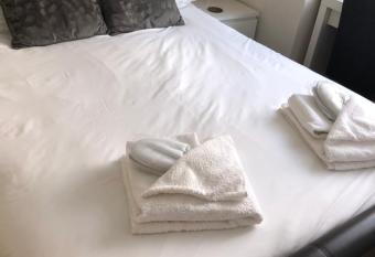 FIVEWAYS HAPPY STAYS, BRIGHTON CENTRE, Free Parking allows 18 year olds to book a room