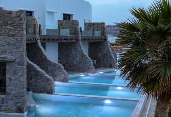 Aeonic Suites and Spa has rooms with a private hot tub