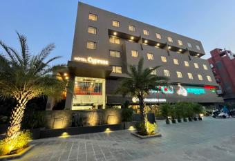 HOTEL CYPRESS allows 18 year olds to book a room