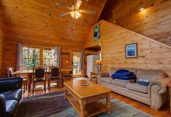 Lovely 3bed/3ba Cabin: in the Heart of Smokies! has rooms with a private hot tub