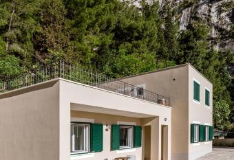 Ivino has Balcony rooms