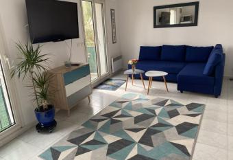 appartement studio sanary centre allows 18 year olds to book a room