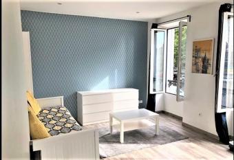 APPARTEMENT PROCHE CENTRE VILLE, GARE ET AUTOROUTE has Balcony rooms