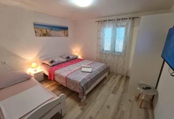 Guesthouse Eljuga Family has Balcony rooms