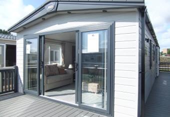 Captivating Bluebell Lodge 2-bed Cotswolds caravan has Balcony rooms