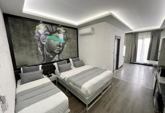 Melanj Airport Hotel has rooms with a private hot tub