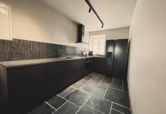 Domaine Sur Les Sarts has rooms with a private hot tub