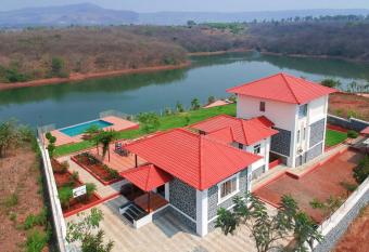 Casa Paun by StayVista - A lake-view villa with Infinity pool, Modern interiors & an amphitheatre has Balcony rooms