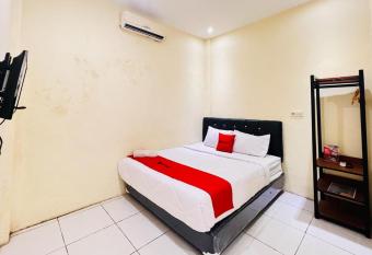 RedDoorz near Alun Alun Sidoarjo allows 18 year olds to book a room