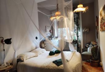 RaMaya, casa d artista allows 18 year olds to book a room
