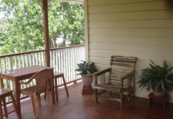 Finjam Cottage has Balcony rooms