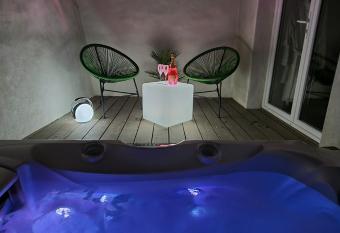 L Acqua Dolce - La Rochelle -   le de R   - Jacuzzi has Balcony rooms