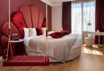 Paris j Adore Hotel & Spa has rooms with a private hot tub