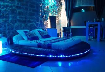 G  te Love Dreams Jacuzzi privatif allows 18 year olds to book a room