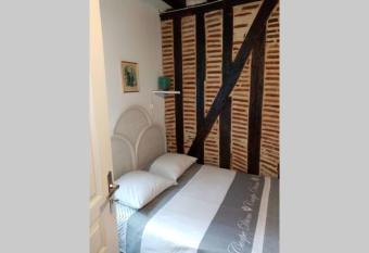 Appartement deux pi  ces - coeur de ville quartier cath  drale has Balcony rooms