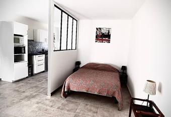 Lodging G  te Climatis   Au Milieu des Vignes & des   toiles has Balcony rooms