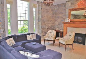 All Suites Whitney Manor has rooms with a private hot tub