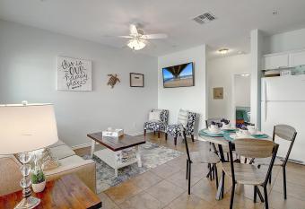 Lei Away has Balcony rooms