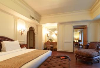 Le Commodore Hotel allows 18 year olds to book a room