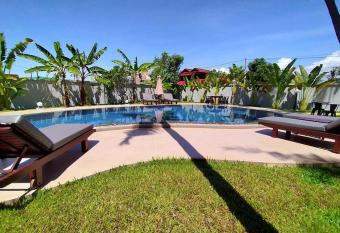 The Falcon Villa has rooms with a private hot tub