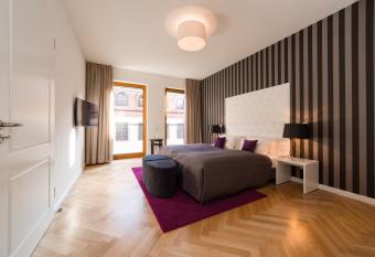 Modernes Apartment am Neumarkt allows 18 year olds to book a room