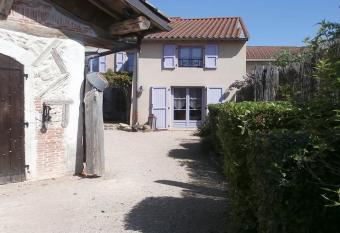 GITE DU ROY D AMONT (Plaine de l Ain) allows 18 year olds to book a room