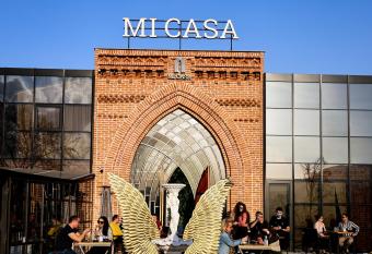 Mi Casa has Balcony rooms