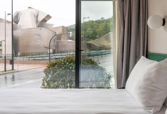 Apartamentos L  bere Bilbao Museo allows 18 year olds to book a room