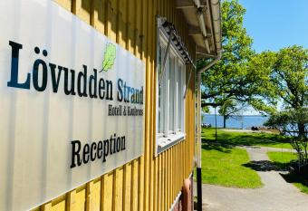 L  vudden Strand allows 18 year olds to book a room