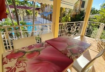 Appartement de 2 chambres avec piscine partagee terrasse et wifi a Pointe Noire a 2 km de la plage has Balcony rooms