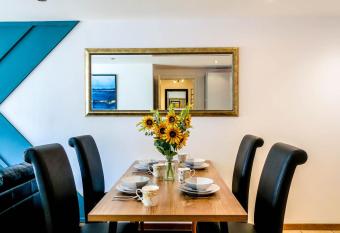 SideMersey Livings - 2Bed2Bath Apartment in city Centre has Balcony rooms