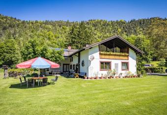 Hotel- Pension Oechsner has Balcony rooms