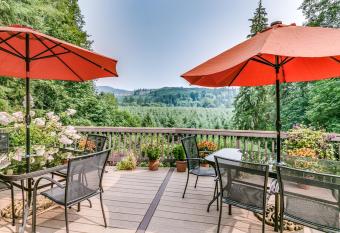 Misty Valley Inn has Balcony rooms