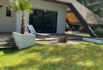 Suite PALMIERS avec Salle de Bains et mini kitchenette allows 18 year olds to book a room