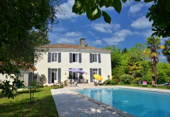 Maison Matachot has Balcony rooms