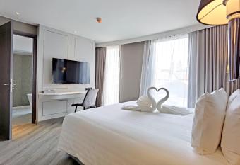 The Quartier Hotel Phromphong - Thonglor by Compass Hospitality has rooms with a private hot tub