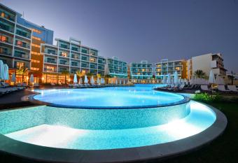 Akra Sorgun Tui Blue Sensatori - Ultra All Inclusive allows 18 year olds to book a room