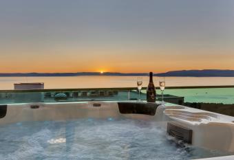 Exclusive Penthouse Big Blue with private Jacuzzi has rooms with a private hot tub