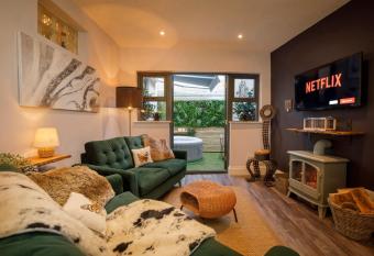 The Holgate Hideaway with Hot Tub has rooms with a private hot tub