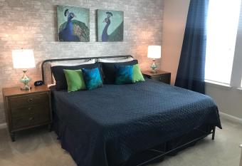 KING BED/pool/Trendy nbhd Peacock allows 18 year olds to book a room